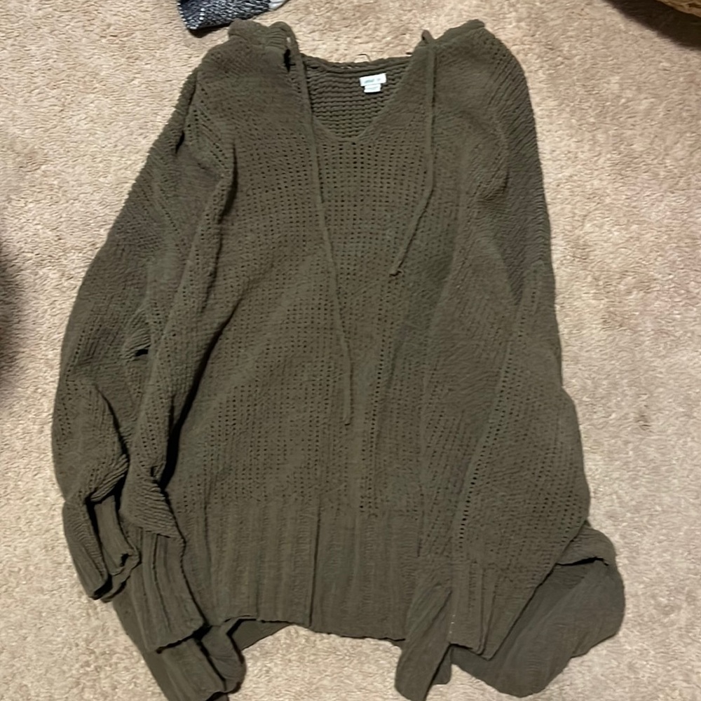 Super soft hunter green sweater with hood